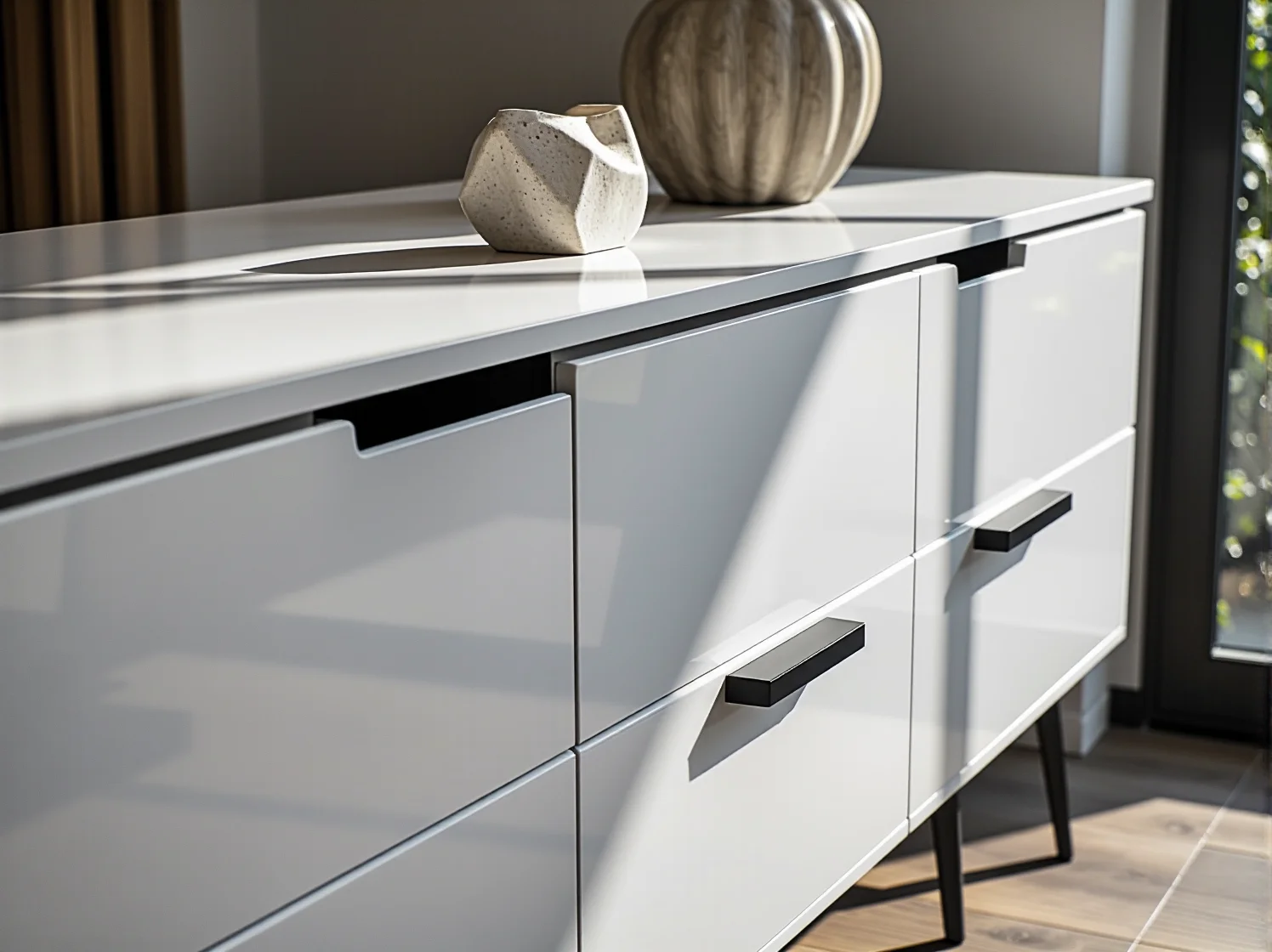 Stylowa komoda w stylu skandynawskim do małego pokoju – jasne meble powiększające wnętrze.