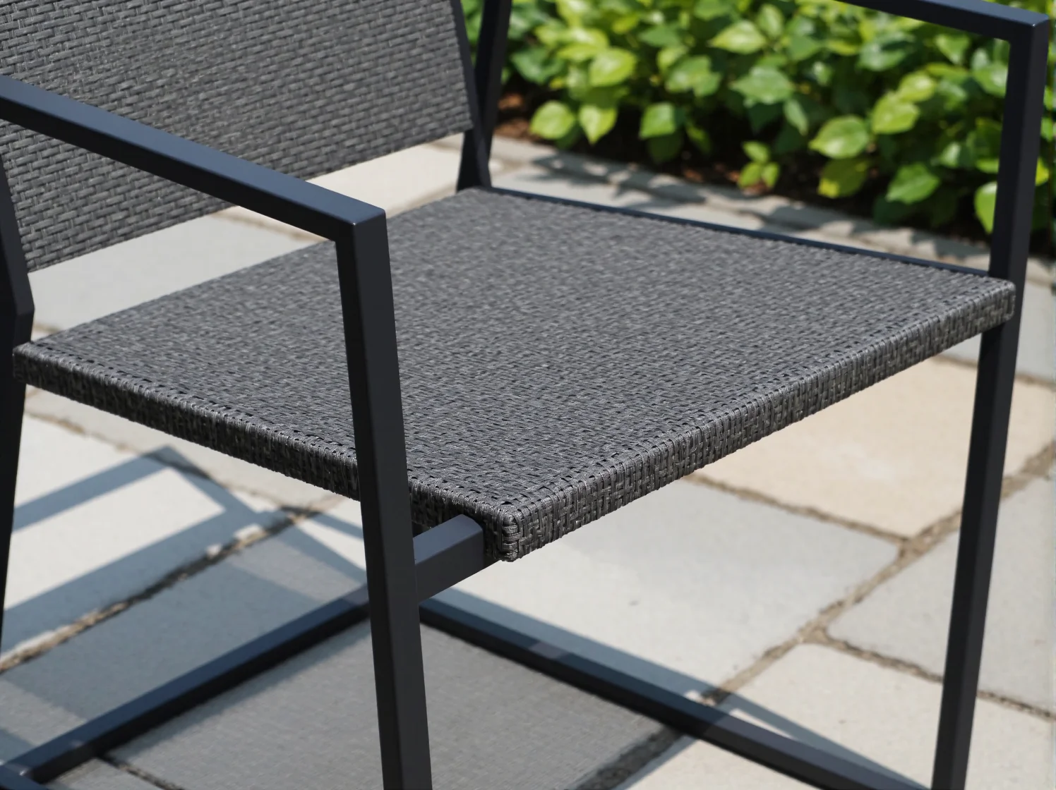 Nowoczesny zestaw mebli ogrodowych z technorattanu, odporny na wilgoć i promieniowanie UV.