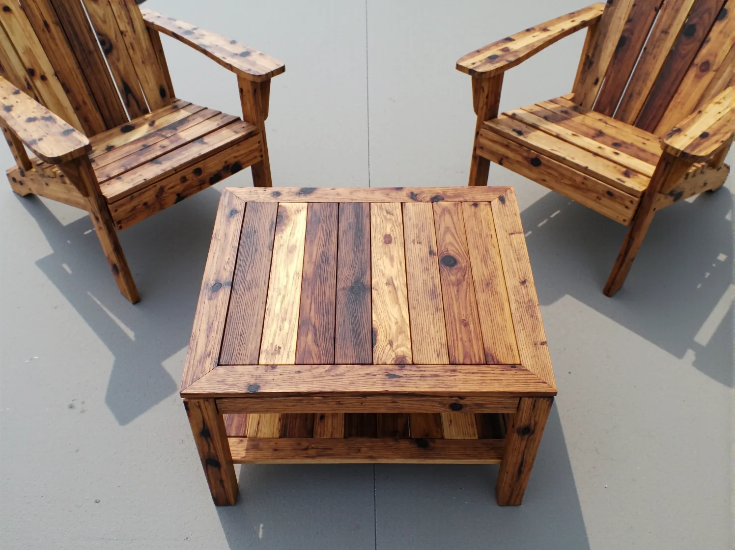 Osoba budująca meble ogrodowe z desek z odzysku – inspiracja na projekt DIY.