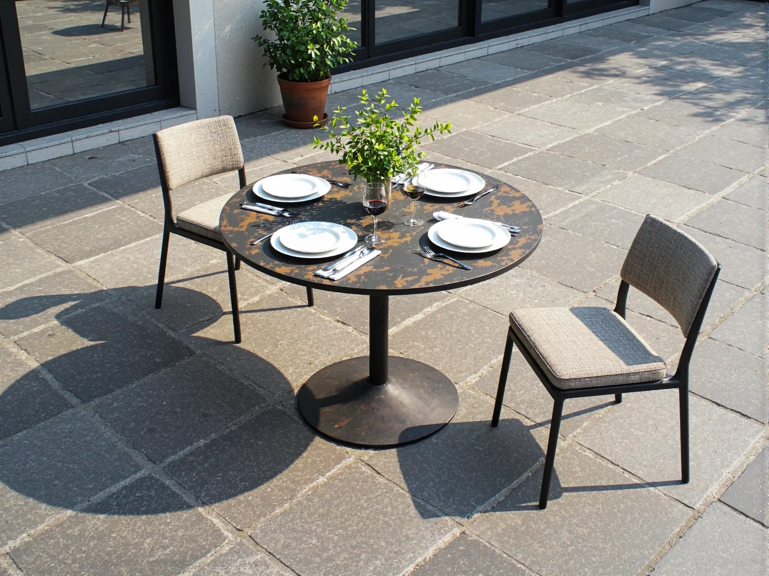 Aranżacja ogródka kawiarnianego ze stołami i krzesłami w stylu retro. Twój przewodnik po meblach.