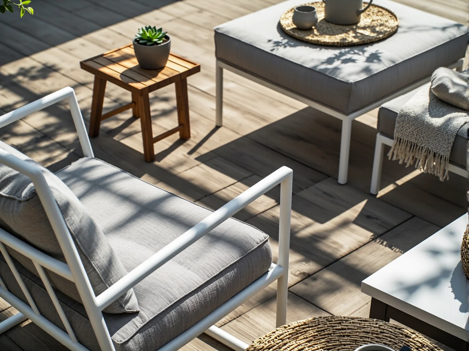 Minimalistyczny zestaw wypoczynkowy na balkonie w skandynawskiej aranżacji.