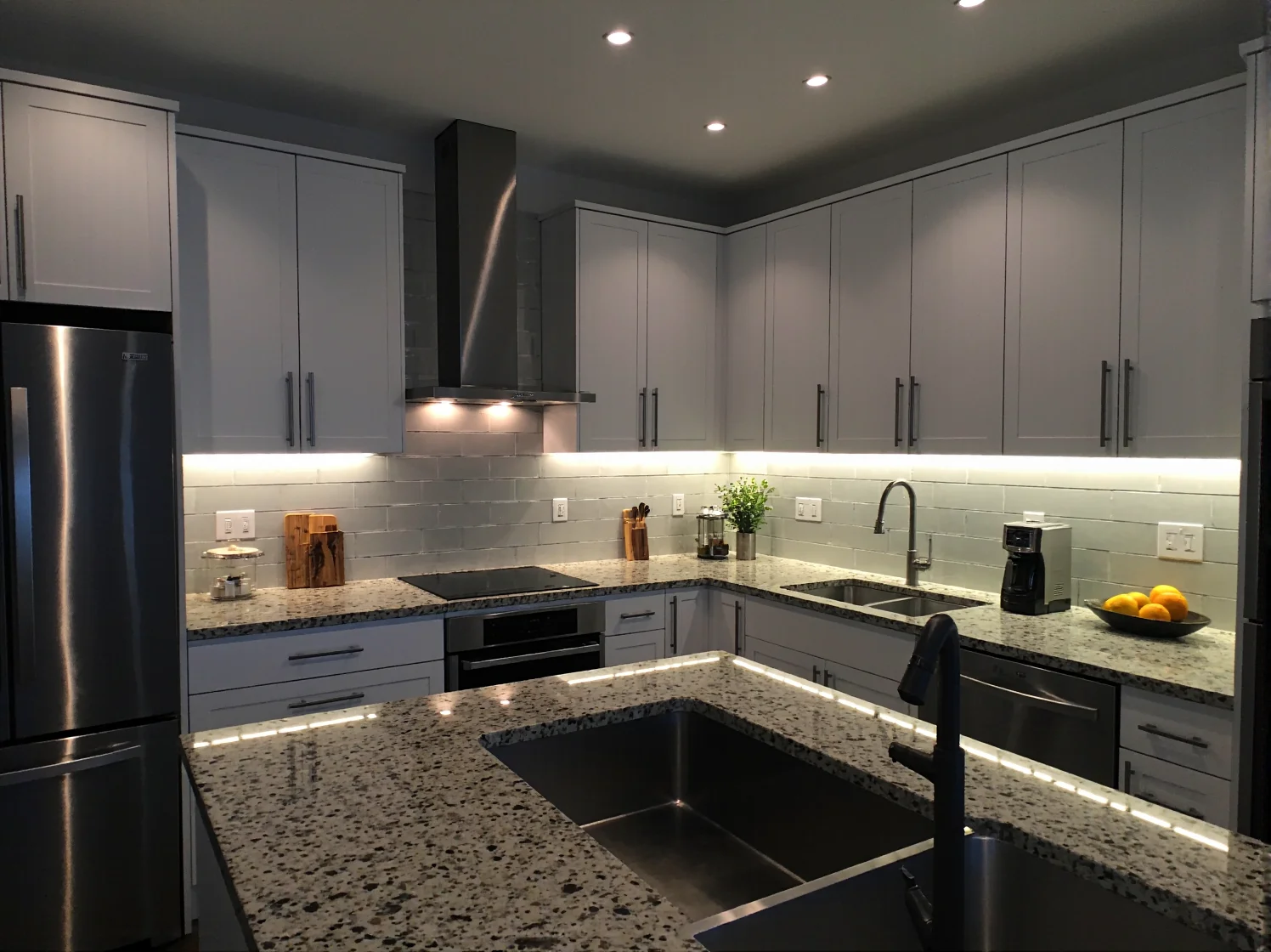 Ciepłe oświetlenie LED w sypialni wspierające zdrowy sen i relaks wieczorem.