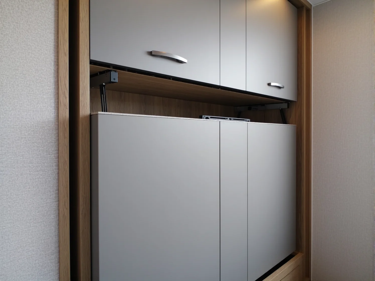 Półkotapczan z sofą w małym salonie – praktyczne rozwiązanie do kawalerki.